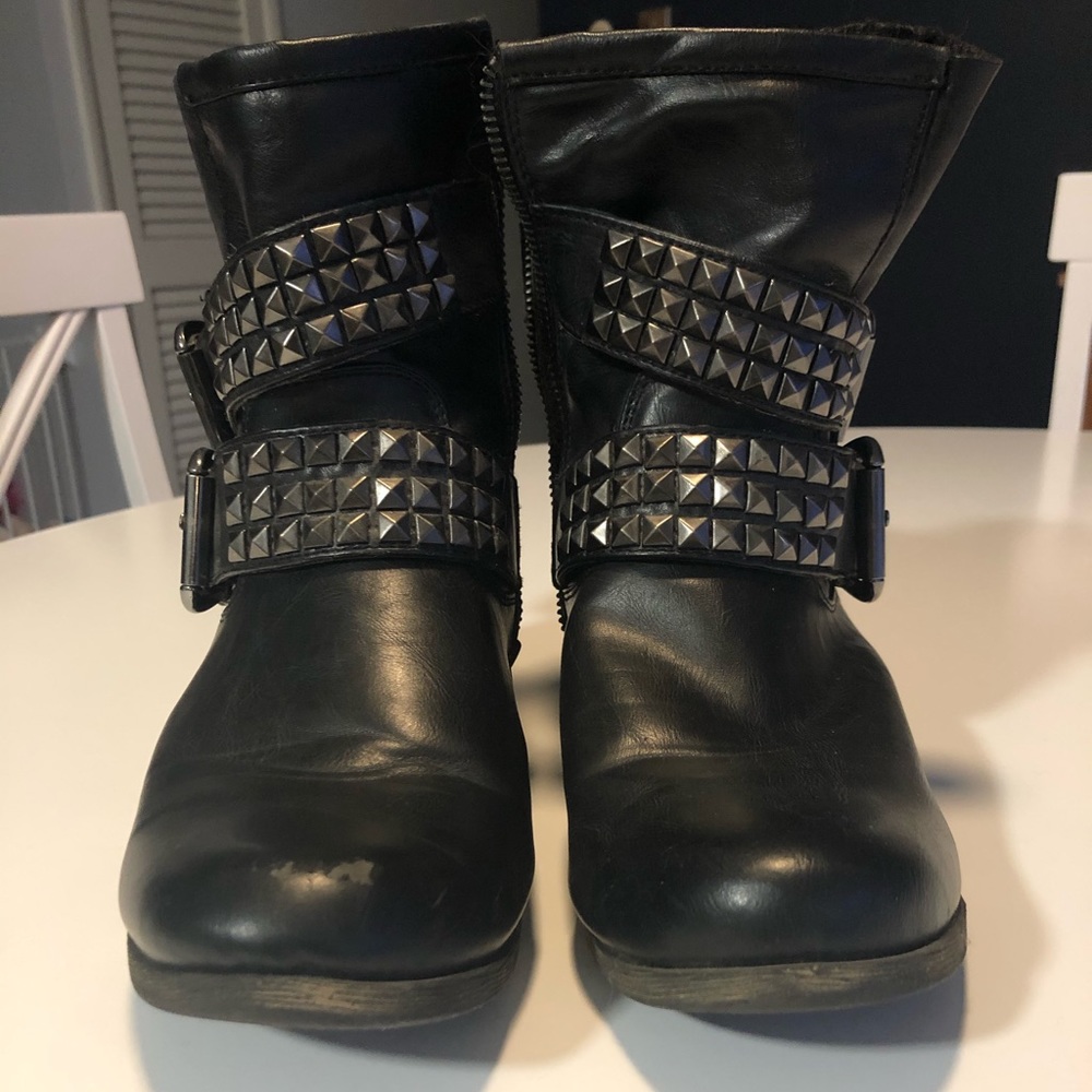 Black studded boots! 🖤
